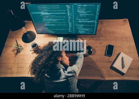 Hoher Winkel über dem Bild Foto der dunklen Hautprogrammiererin Frau schlief in der Nähe von Monitor Arbeit Überstunden Terminbedingungen Spezifikationen Telefon liegen Tisch tragen Freizeit Stockfoto