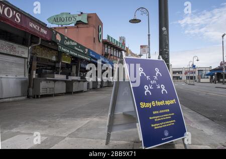 San Francisco, Vereinigte Staaten. März 2020. Fisherman's Wharf, ein erstklassiges Touristengebiet in San Francisco, liegt am Montag, 30. März 2020 geschlossen und frei. San Francisco befindet sich wegen Coronavirus in einem Schutzraum. Foto von Terry Schmitt/UPI Credit: UPI/Alamy Live News Stockfoto