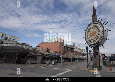 San Francisco, Vereinigte Staaten. März 2020. Fisherman's Wharf, ein erstklassiges Touristengebiet in San Francisco, liegt am Montag, 30. März 2020 geschlossen und frei. San Francisco befindet sich wegen Coronavirus in einem Schutzraum. Foto von Terry Schmitt/UPI Credit: UPI/Alamy Live News Stockfoto