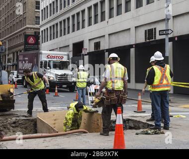 San Francisco, Vereinigte Staaten. März 2020. Arbeiter baggern am Montag, 30. März 2020, eine Ecke in der Mission Street in San Francisco. Einige Arbeitskräfte setzen sich fort, da San Francisco wegen Coronavirus in einem Schutzraum steht. Foto von Terry Schmitt/UPI Credit: UPI/Alamy Live News Stockfoto