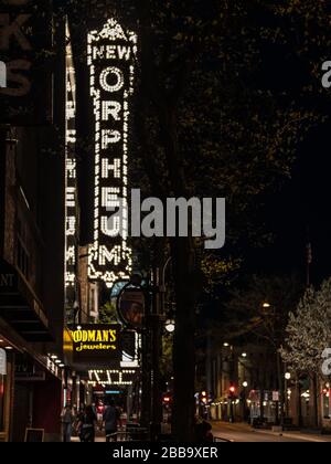MADISON, WISCONSIN - 07. MAI 2018: Nachtleben in der Innenstadt an der State Street mit dem legendären Schild "New Orpheum" im Hintergrund. Stockfoto