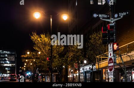 MADISON, WISCONSIN - 07. MAI 2018: Stadtzentrum nachts an der Ecke Mifflin Street und State Street. Stockfoto