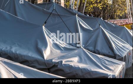MADISON, WISCONSIN - 07. MAI 2018: Segelboote, die zum Hoofer Sailing Club der University of Wisconsin gehören und mit Bootsdeckeln geschützt sind. Stockfoto