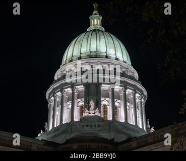 MADISON, WISCONSIN - 07. MAI 2018: Blick auf die Kuppel des State Capitol Gebäudes, die nachts beleuchtet wird. Stockfoto