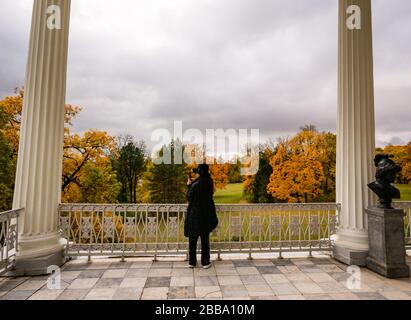 Asian Woman Tourist, Cameron Gallery, Catherine Park, Tsars Village, Tsarskoe Selo, Puschkin, Russische Föderation Stockfoto