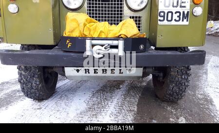 Landrover Serie 2 mit Winde auf einer verschneiten Straße im Seengebiet Stockfoto