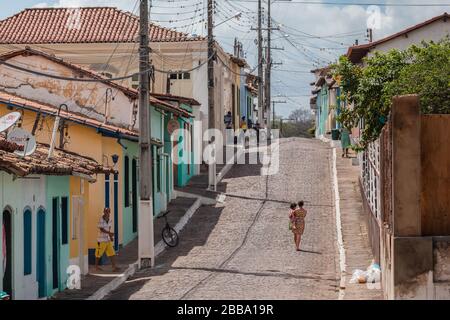 Bunte Kopfsteinpflaster Gebäude historischen Zentrum Einheimischen auf Straßen helles Licht Stockfoto