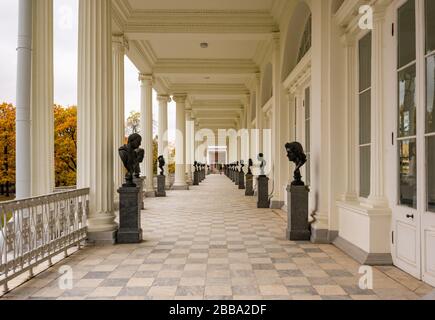 Klassische Skulpturen in Cameron Gallery, Catherine Park, Tsars Village, Tsarskoye Selo, Puschkin, Russische Föderation Stockfoto