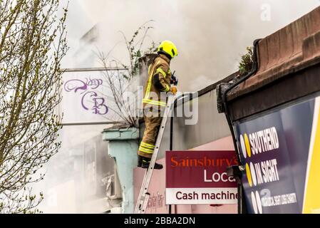 Feuerwehr, die sich während der COVID-19-Sperre mit einem Brand neben Sainsbury's Supermarkt in Westcliff on Sea, Essex, Großbritannien auseinandersetzt. Cannabispflanzen entdeckt Stockfoto