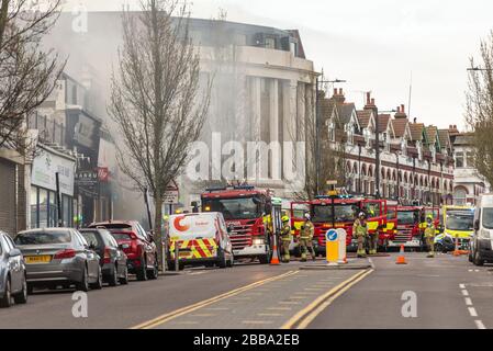 Feuerwehr, die sich während der COVID-19-Sperre mit einem Brand neben Sainsbury's Supermarkt in Westcliff on Sea, Essex, Großbritannien auseinandersetzt. Feuerwehrfahrzeuge und Feuerwehrleute Stockfoto