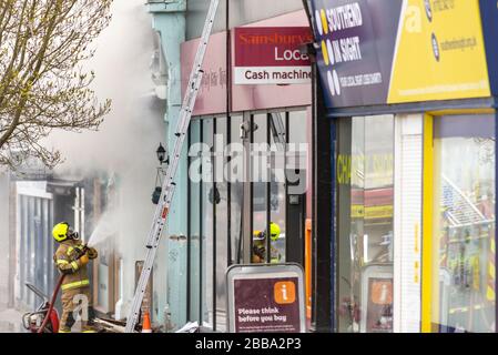 Feuerwehr, die sich während der COVID-19-Sperre mit einem Brand neben Sainsbury's Supermarkt in Westcliff on Sea, Essex, Großbritannien auseinandersetzt. Cannabispflanzen entdeckt Stockfoto