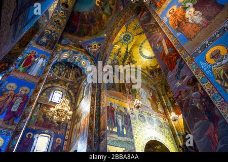 Decke, Säulen und Wände mit Mosaiken, die religiöse Szenen in der Heilandskirche auf verschüttetem Blut darstellen, Sankt Petersburger Russland Stockfoto