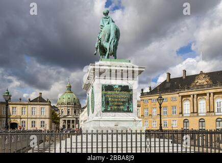 Touristen besuchen das Schloss Amalienborg Schlossplatz, Skulptur von Frederik V auf dem Pferd, und Frederik's Kirche im Zentrum von Kopenhagen, Dänemark. Stockfoto