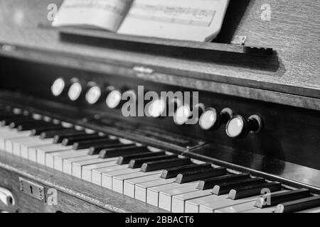 Altes schwarz-weißes Klavierfoto. Nahaufnahme. Rauschen. Stockfoto