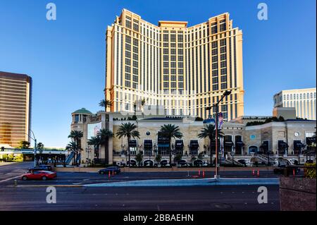 Eine Woche nach der Schließung in Las Vegas wegen Coronavirus ist der Strip ziemlich leer. Keine Menschen auf den Straßen und alles ist geschlossen. Stockfoto