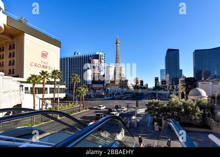 Eine Woche nach der Schließung in Las Vegas wegen Coronavirus ist der Strip ziemlich leer. Keine Menschen auf den Straßen und alles ist geschlossen. Stockfoto