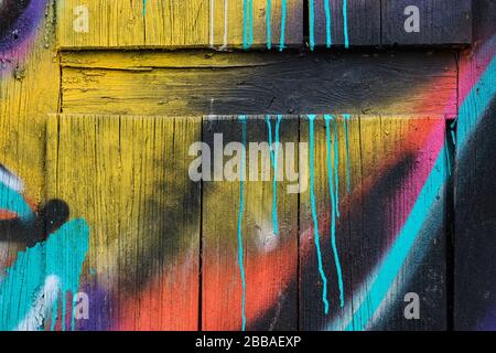Wandhölzer mit verschiedenen Farben von Lacken bemalt. Nahaufnahme. Stockfoto