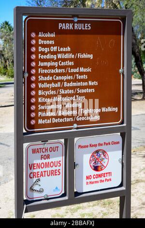 Park Rules on Metal sign begrüßt Touristen mit einer langen Liste verbotener Aktivitäten beim Besuch des Agua Caliente Park in Tucson, AZ, Stockfoto