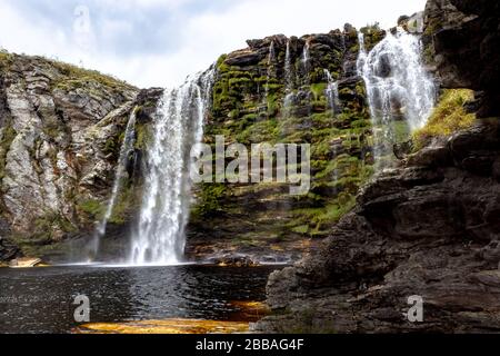 Bicame-Wasserfall und See mit rostfarbenem Wasser Stockfoto