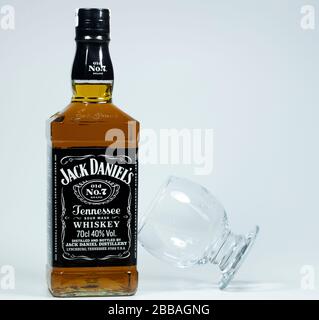 Nahaufnahme von Jack Daniels Whiskyflasche und Glas daneben. Stockfoto