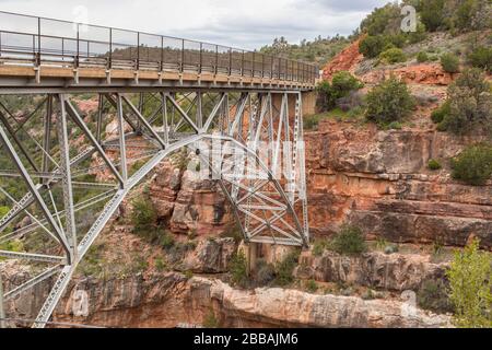 Diese 200 Fuß lange Stahlbogenbrücke wurde für den Rancher WW Midgley benannt und überspannt den Wilson Canyon. Es dient als Verbindung zwischen RT 79, die Phoenix verbindet, und Stockfoto