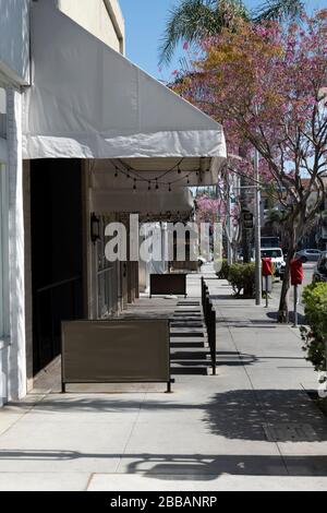 Beverly Hills, CA/USA - 27. März 2020: Ein geschlossenes Straßencafé in Beverly Hills während der Quarantäne des Coronavirus Stockfoto