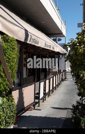 Beverly Hills, CA/USA - 27. März 2020: Ein verlassene Straßencafé in der Posh Beverly Hills während der COVID-19-Quarantäne in Kalifornien Stockfoto
