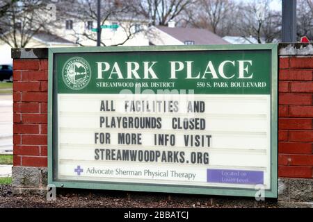 Streamwood, Illinois, USA. Ein Schild in der Nähe einer Parkanlage kündigt Einschränkungen an, die im März 2020 in Kraft treten. Stockfoto