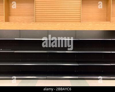 Leere Regale im Geschäft Stockfoto