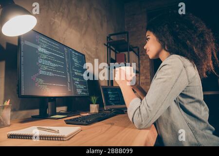 Profilseite Foto fokussiert afro amerikanische Mädchen Software-Entwickler Sit Evening Tisch Drink Espresso Look Computer Bildschirm Arbeitsdaten Stockfoto