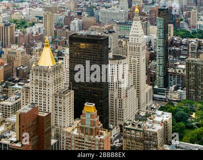 Blick vom Empire State Building der New Yorker Lebensversicherungspyramide (links) und dem Metropolitan Life Inc. Gebäude (rechts), New York, NY USA Stockfoto