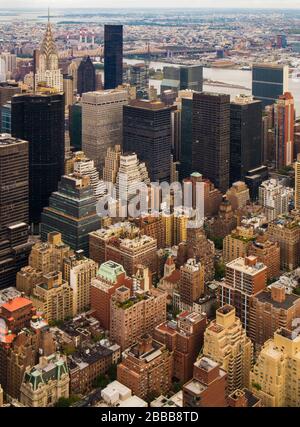 New York City mit dem Chrysler Building und der UNO vom Empire State Building aus gesehen Stockfoto