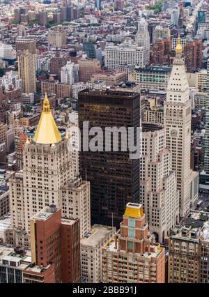 Blick vom Empire State Building der New Yorker Lebensversicherungspyramide (links) und dem Metropolitan Life Inc. Gebäude (rechts), New York, NY USA Stockfoto