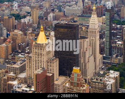 Blick vom Empire State Building der New Yorker Lebensversicherungspyramide (links) und dem Metropolitan Life Inc. Gebäude (rechts), New York, NY USA Stockfoto