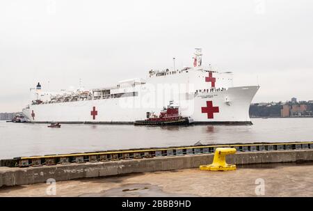 New York, USA, 30. März 2020. 30. März 2020 - New York, NY, Vereinigte Staaten: Der USNS-Komfort im New Yorker Hafen. (Foto von Michael Brochstein/Sipa USA) Credit: SIPA USA/Alamy Live News Stockfoto