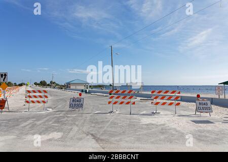 30. MÄRZ 2020, CRYSTAL RIVER, FL: Weitschuss des verbarrikadierten Parkplatzes am Fort Island Gulf Beach von Citrus County Florida, wegen COVID-19 geschlossen. Stockfoto