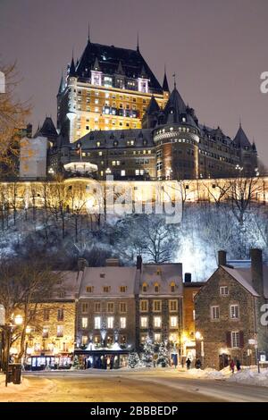 Nachtaufnahme der oberen Stadt Quebecs, die das Chateau Frontenac und die Unterstadt hervorstachelt, ist ein Beispiel für die Reihe von Gebäuden im Kolonialstil am Champlain Boulevard. Quebec City, Quebec, Kanada Stockfoto