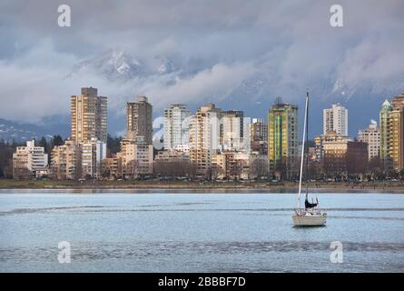 English Bay Am Späten Nachmittag Stadtbild. Die Coast Mountains hinter English Bay und Eigentumswohnungen, Vancouver. Stockfoto