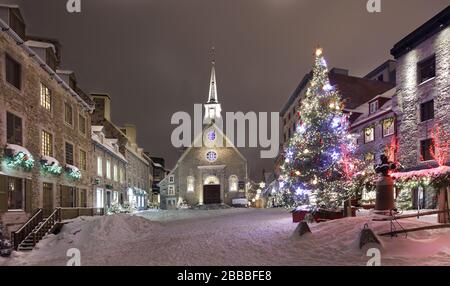 Nachtaufnahme der Place Royale und der Kirche Notre-Dame-des-Victoires in der Weihnachtszeit, in der Unterstadt, in der Altstadt von Quebec, in Quebec, Kanada Stockfoto