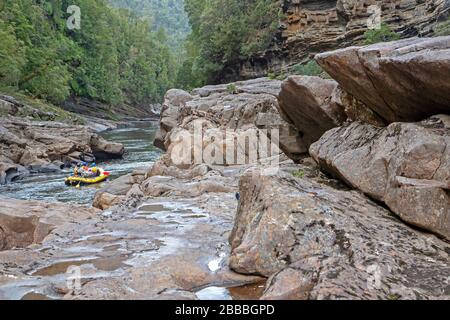 Floß bei Newlands Cascades am Franklin River Stockfoto