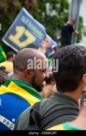 Sao Paulo, SP, Brasilien, 2018/10/21, Demonstration pro Präsidentschaftskandidat Jair Bolsonaro auf der Paulista Avenue, der Mann lächelt, während die Flagge von #17 in der winkt Stockfoto