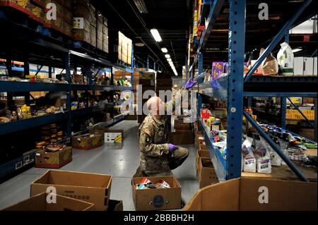 Ein Soldat der US-Army, SSG Daniel Rasik, der dem HHC 1-148. Infanteriebrigade Combat Team der Ohio National Guard - 37th Infantry Brigade, zugewiesen ist, hat Regale bei der Toledo Northwestern Ohio Food Bank, 23. März 2020. Fast 400 Mitglieder der Nationalgarde von Ohio wurden aktiviert, um humanitäre Missionen zur Unterstützung der Hilfsmaßnahmen der COVID-19 zu leisten und die lange Geschichte der Nationalgarde von Ohio, humanitäre Bemühungen in ganz Ohio und in der Nation zu unterstützen. Foto der Air National Guard von Senior Master Sgt. Beth Holliker. Stockfoto