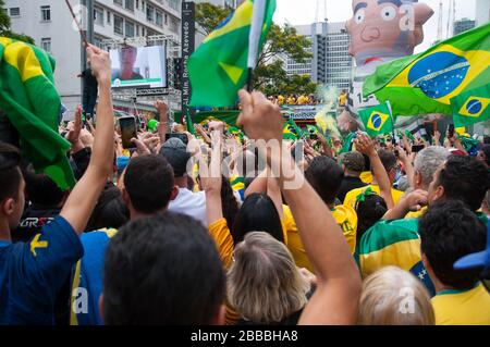 Sao Paulo, SP, Brasilien, 2018/10/21, Demonstration pro Präsidentschaftskandidat Jair Bolsonaro auf der Paulista Avenue, brasilianische Flaggen werden auf jedem Sente gewunken Stockfoto