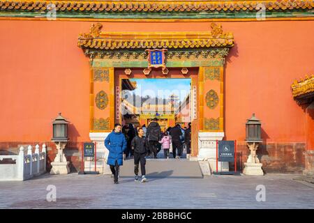 Peking, China - 9. Januar 2020: Unidentifizierte Menschen in einem kaiserlichen Hof in der Verbotenen Stadt Stockfoto