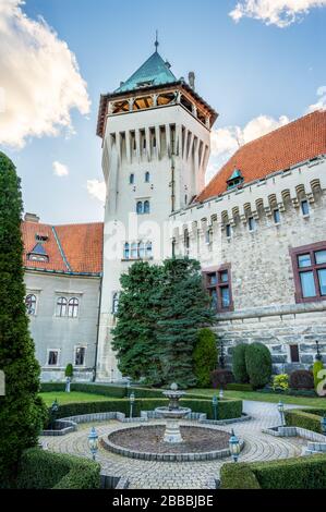 Turm der Burg Smolenice, erbaut im 15. Jahrhundert, in kleinen Karpaten (SLOWAKEI) Stockfoto