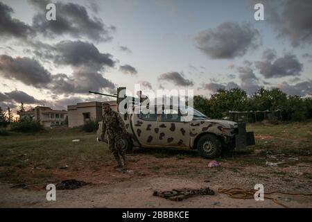 Tripolis, Libyen. März 2020. Die von der UNO unterstützten Kämpfer der nationalen Accord (GNA) werden bei Zusammenstößen mit der libyschen nationalen Armee (LNA) an der Ain-Zara-Front in Tripolis, Libyen, am 30. März 2020 gesehen. Kredit: Amru Salahuddien/Xinhua/Alamy Live News Stockfoto