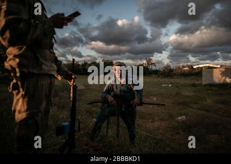 Tripolis, Libyen. März 2020. Die von der UNO unterstützten Kämpfer der nationalen Accord (GNA) werden bei Zusammenstößen mit der libyschen nationalen Armee (LNA) an der Ain-Zara-Front in Tripolis, Libyen, am 30. März 2020 gesehen. Kredit: Amru Salahuddien/Xinhua/Alamy Live News Stockfoto