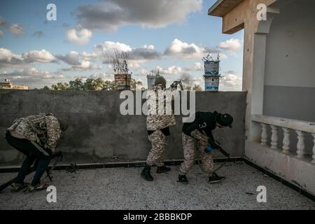 Tripolis, Libyen. März 2020. Eine von der UNO unterstützte Regierung des nationalen Abkommens (GNA) feuert bei Zusammenstößen mit der libyschen nationalen Armee (LNA) an der Ain-Zara-Front in Tripolis, Libyen, am 30. März 2020. Kredit: Amru Salahuddien/Xinhua/Alamy Live News Stockfoto