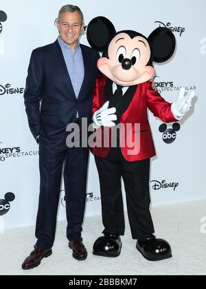 Los Angeles, Vereinigte Staaten. März 2020. (AKTE) Bob Iger von Disney gibt sein gesamtes Gehalt während der Coronavirus COVID-19-Pandemie auf. LOS ANGELES, KALIFORNIEN, USA - 06. OKTOBER: Executive Chairman und ehemaliger Chief Executive Officer der Walt Disney Company Bob Iger und Mickey Mouse kommen am 6. Oktober 2018 in Mickey's 90. Spectacular, das im Shrine Auditorium und in der Expo Hall in Los Angeles, Kalifornien, USA abgehalten wird. (Foto von Xavier Collin/Image Press Agency) Credit: Image Press Agency/Alamy Live News Stockfoto