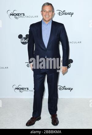 Los Angeles, Vereinigte Staaten. März 2020. (AKTE) Bob Iger von Disney gibt sein gesamtes Gehalt während der Coronavirus COVID-19-Pandemie auf. LOS ANGELES, KALIFORNIEN, USA - 06. OKTOBER: Der Vorstandsvorsitzende und ehemalige Chief Executive Officer der Walt Disney Company Bob Iger kommt am 6. Oktober 2018 in Mickey's 90. Spektakuläre Veranstaltung im Shrine Auditorium and Expo Hall in Los Angeles, Kalifornien, Vereinigte Staaten, an. (Foto von Xavier Collin/Image Press Agency) Credit: Image Press Agency/Alamy Live News Stockfoto